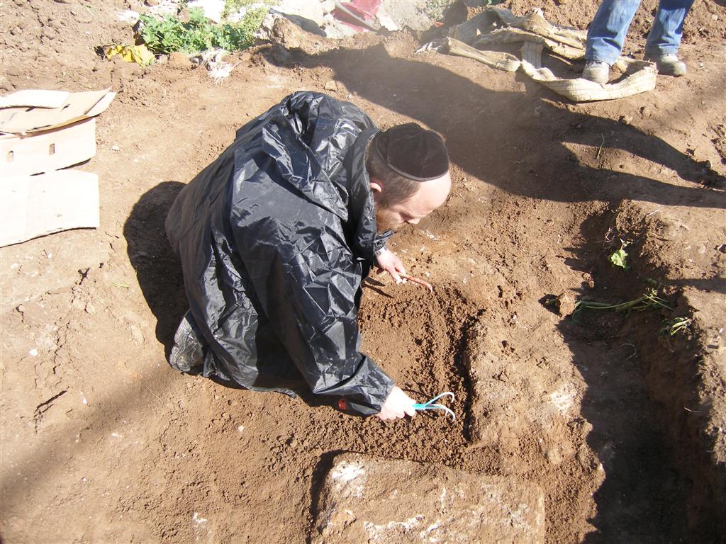 יקטר תובע את ´אתרא קדישא´ ב´עדה´: "אתם מחללי קברים"