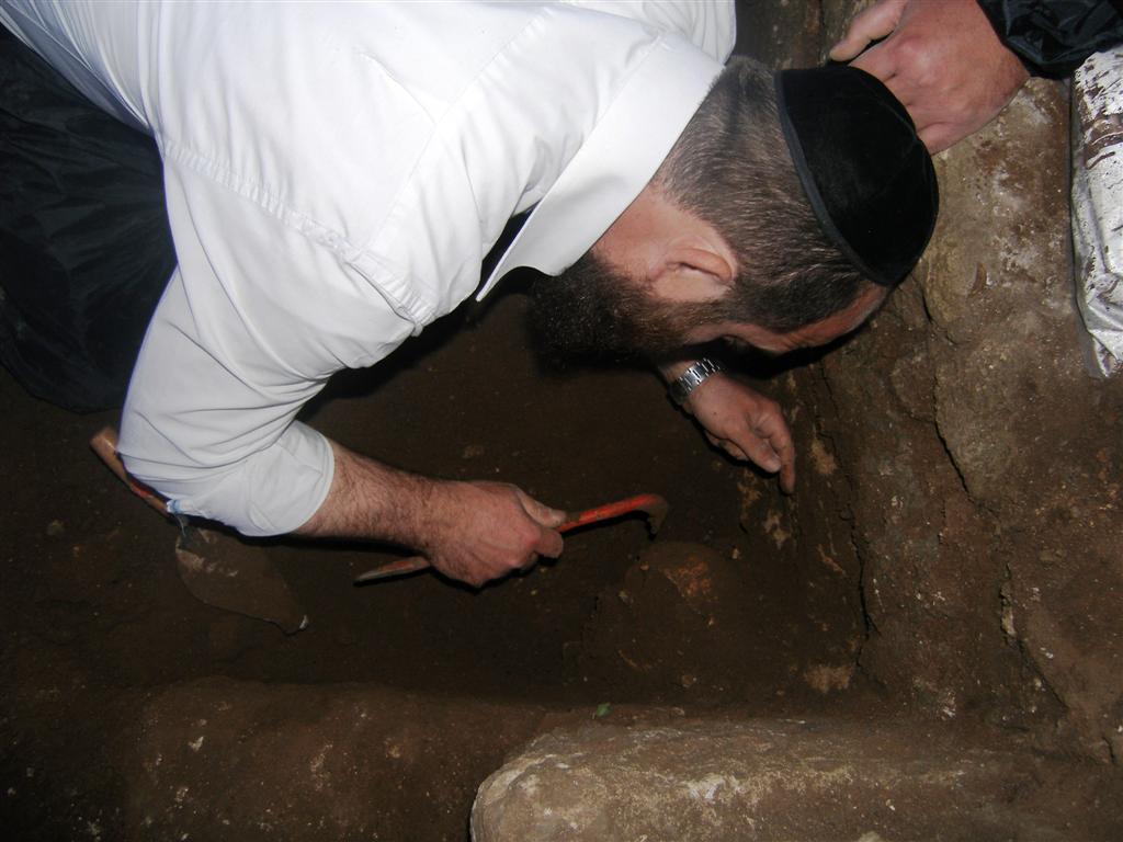 יקטר תובע את ´אתרא קדישא´ ב´עדה´: "אתם מחללי קברים"