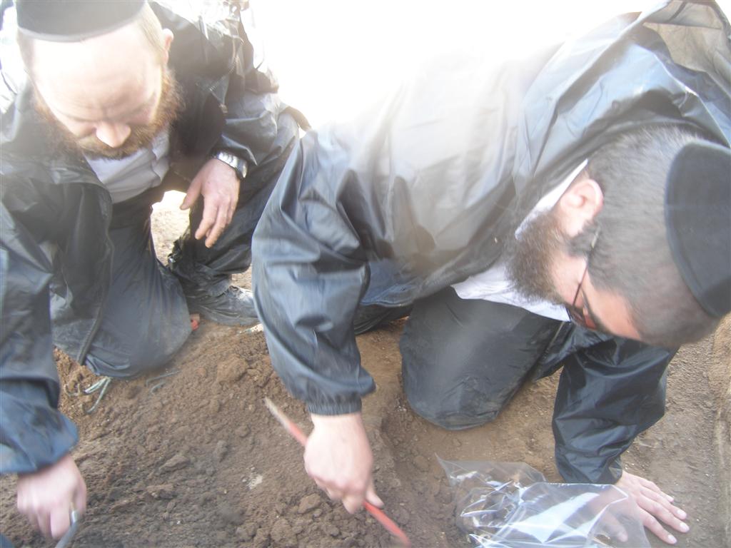 יקטר תובע את ´אתרא קדישא´ ב´עדה´: "אתם מחללי קברים"