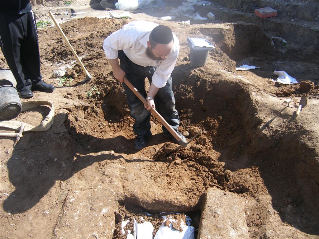 יקטר תובע את ´אתרא קדישא´ ב´עדה´: "אתם מחללי קברים"