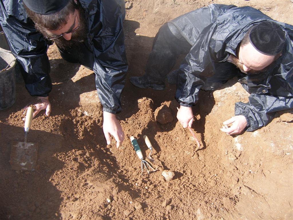 יקטר תובע את ´אתרא קדישא´ ב´עדה´: "אתם מחללי קברים"