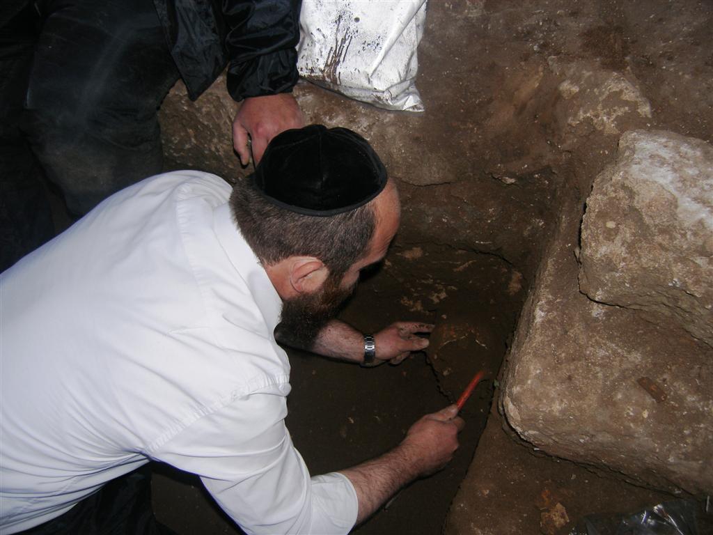 יקטר תובע את ´אתרא קדישא´ ב´עדה´: "אתם מחללי קברים"