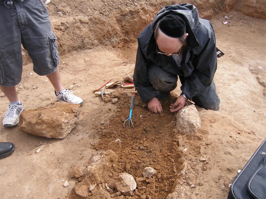 יקטר תובע את ´אתרא קדישא´ ב´עדה´: "אתם מחללי קברים"