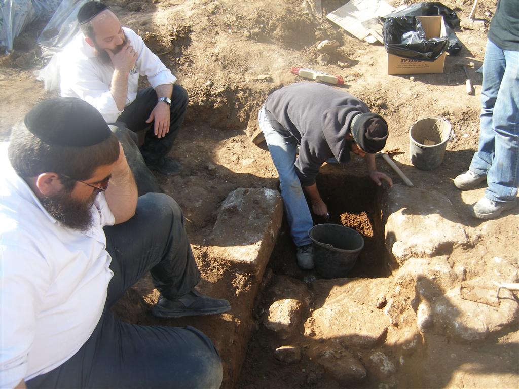 יקטר תובע את ´אתרא קדישא´ ב´עדה´: "אתם מחללי קברים"