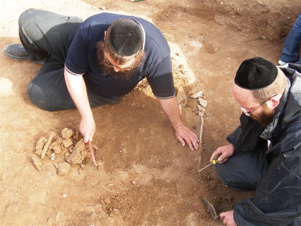 יקטר תובע את ´אתרא קדישא´ ב´עדה´: "אתם מחללי קברים"