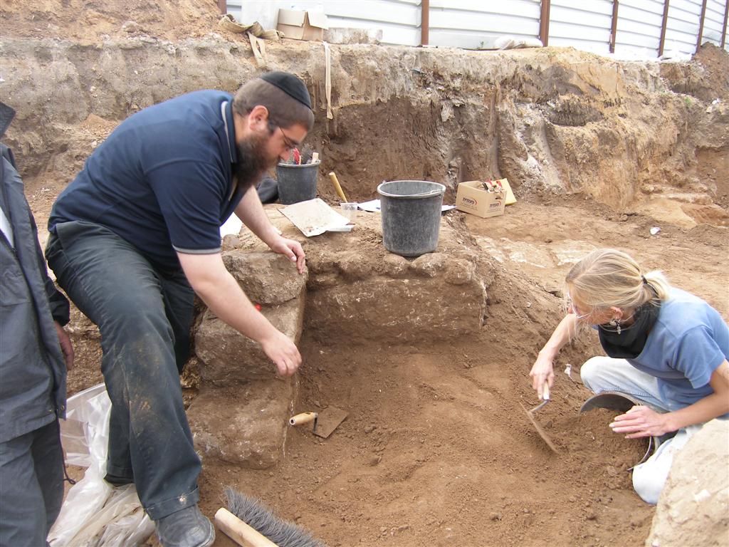יקטר תובע את ´אתרא קדישא´ ב´עדה´: "אתם מחללי קברים"