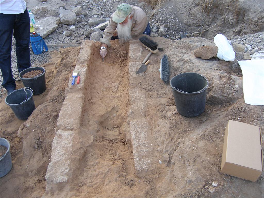 יקטר תובע את ´אתרא קדישא´ ב´עדה´: "אתם מחללי קברים"