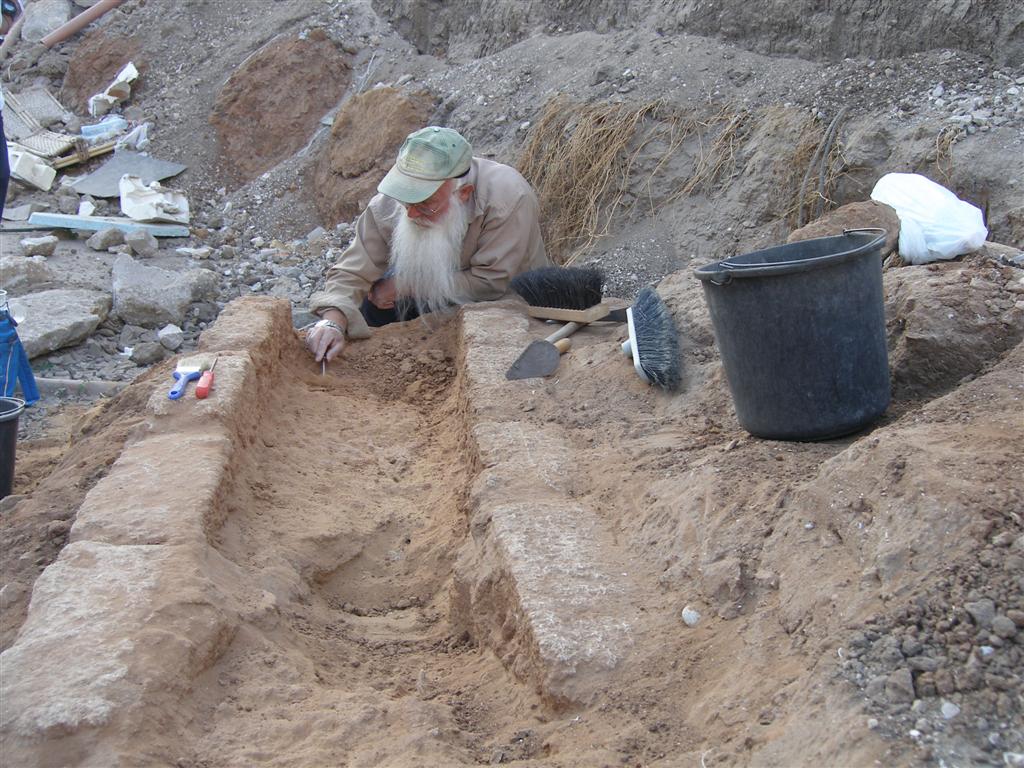 יקטר תובע את ´אתרא קדישא´ ב´עדה´: "אתם מחללי קברים"