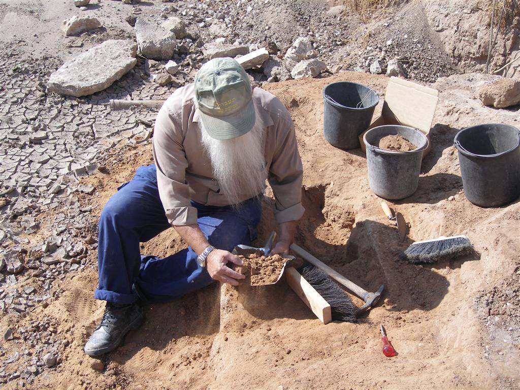 יקטר תובע את ´אתרא קדישא´ ב´עדה´: "אתם מחללי קברים"