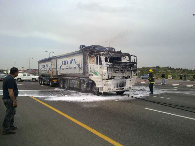 נס ב-443: משאית עלתה באש; אין נפגעים
