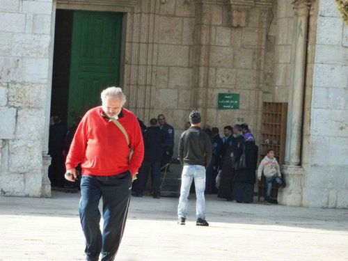 צפו בתמונות: שוטרים מורידים נעליים בהר הבית