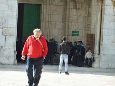 צפו בתמונות: שוטרים מורידים נעליים בהר הבית