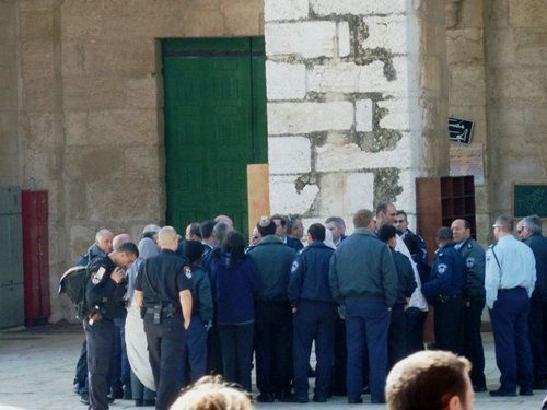 צפו בתמונות: שוטרים מורידים נעליים בהר הבית