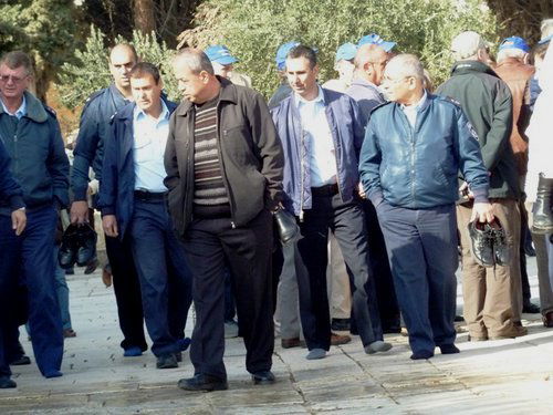 צפו בתמונות: שוטרים מורידים נעליים בהר הבית