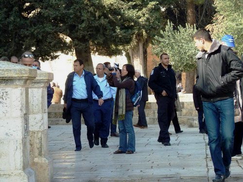 צפו בתמונות: שוטרים מורידים נעליים בהר הבית