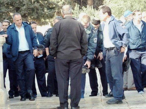 צפו בתמונות: שוטרים מורידים נעליים בהר הבית