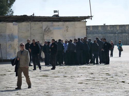 צפו בתמונות: שוטרים מורידים נעליים בהר הבית