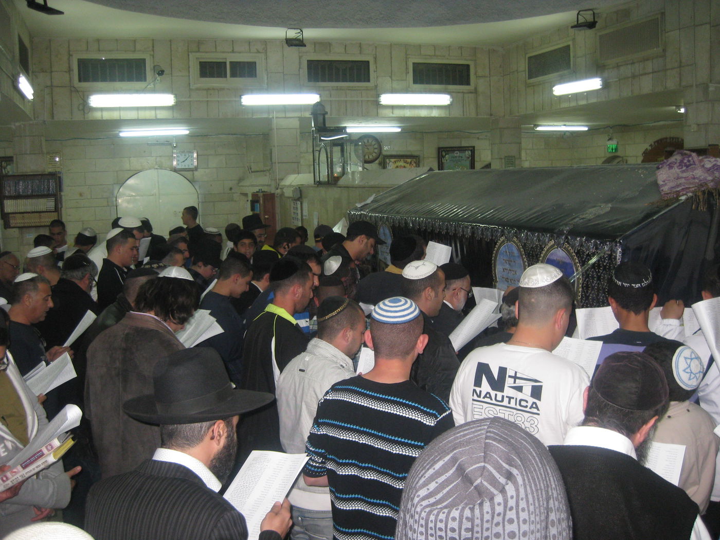 הגר"ע יוסף ביקש, הציבור ביצע