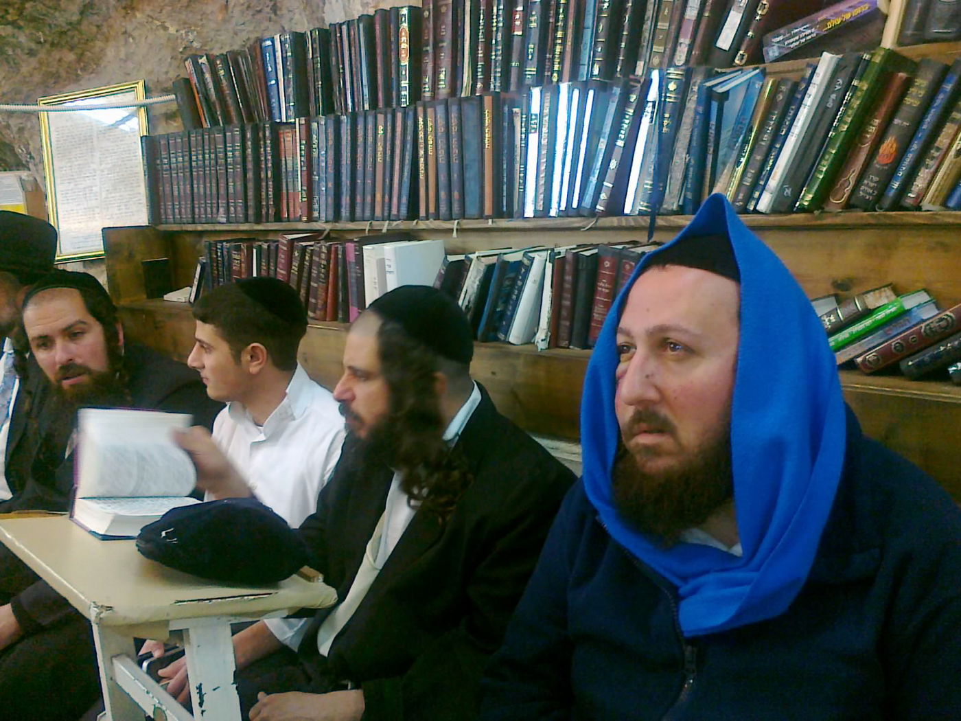 מחריד: מתפלל הותקף בקבר שמעון הצדיק