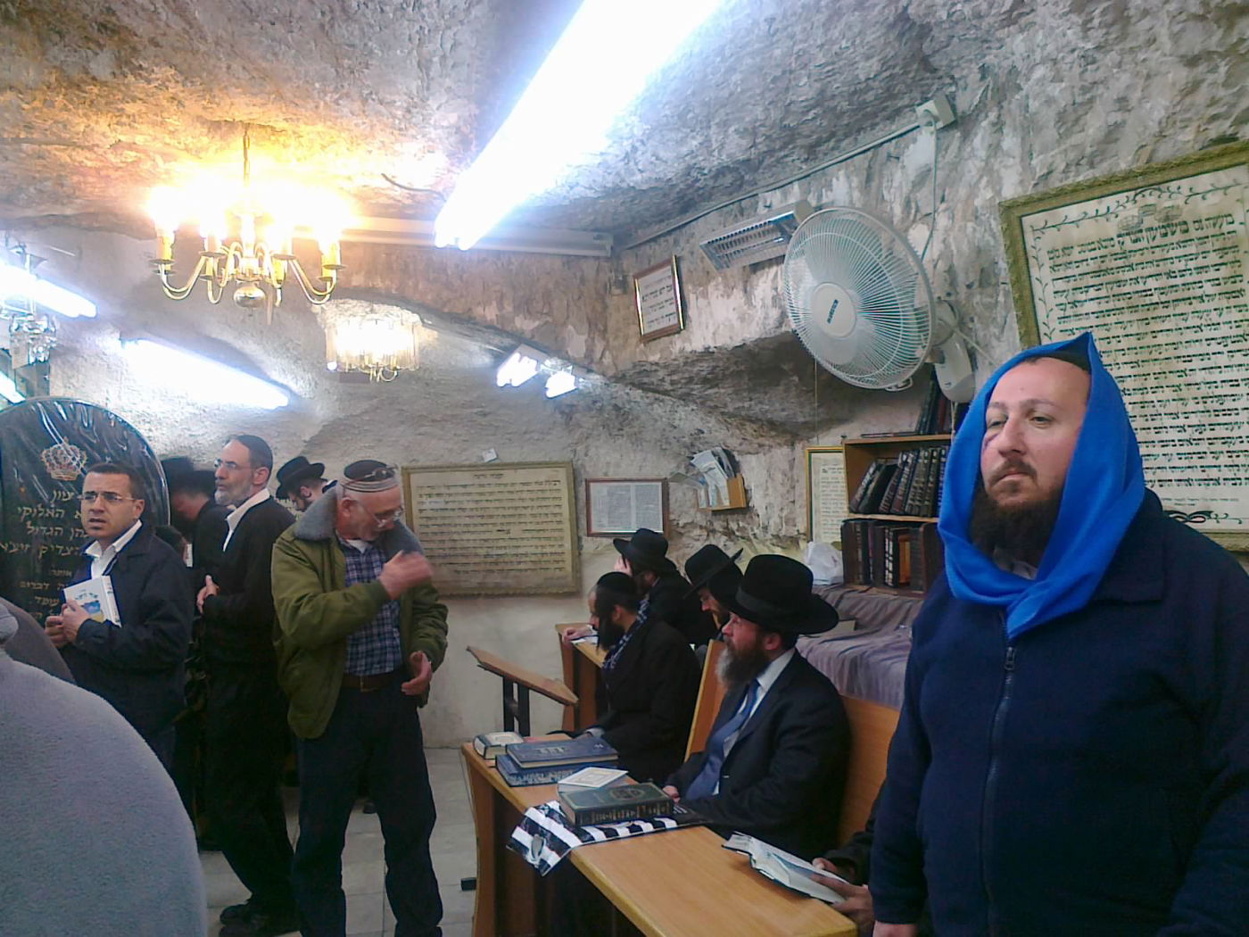 מחריד: מתפלל הותקף בקבר שמעון הצדיק