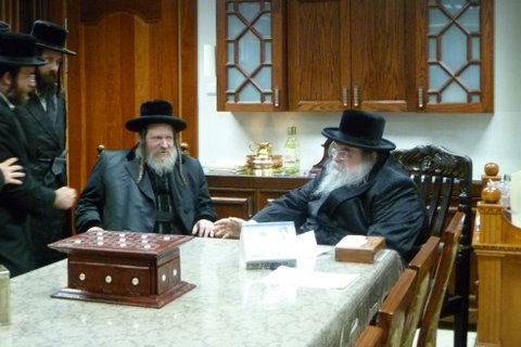 תיעוד: הרבי מפיטסבורג עם הרבי מבעלזא