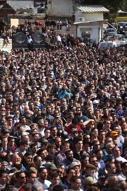 במעמד קורע לב: אלפים ליוו את חמשת בני משפחת פוגל