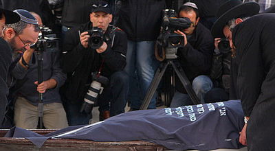 ההלוויה, אתמול