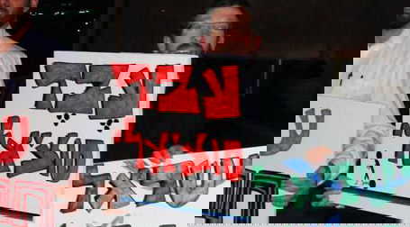 עשרות סטודטים חרדים הפגינו למען העובדים הסוציאליים