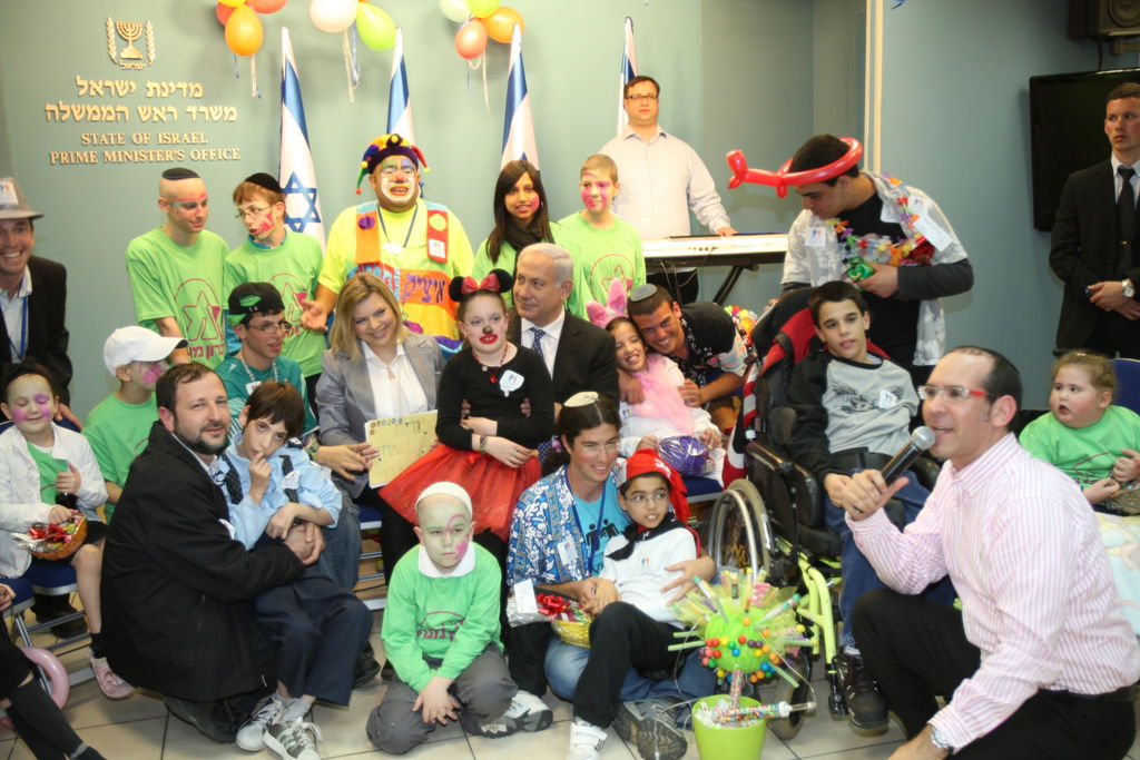מרגש: ראש הממשלה חגג עם ילדים חולים
