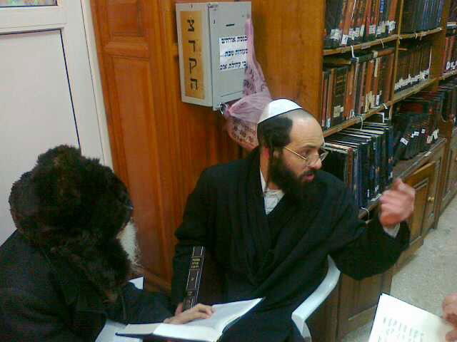 אומן בתחפושת: פורים סמוך לציון רבי נחמן מברסלב