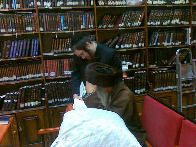 אומן בתחפושת: פורים סמוך לציון רבי נחמן מברסלב