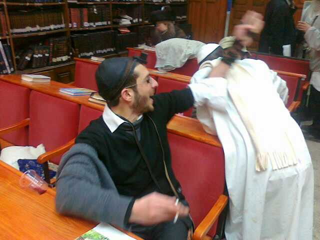 אומן בתחפושת: פורים סמוך לציון רבי נחמן מברסלב