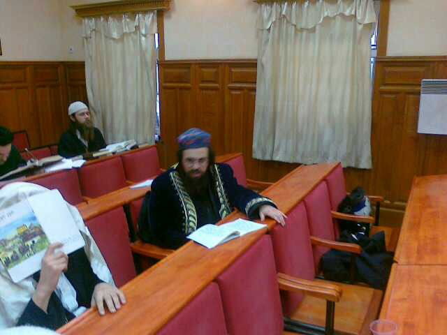 אומן בתחפושת: פורים סמוך לציון רבי נחמן מברסלב