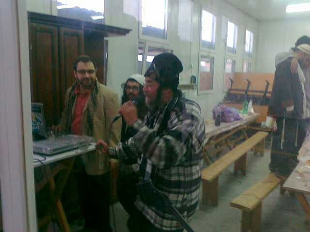 אומן בתחפושת: פורים סמוך לציון רבי נחמן מברסלב