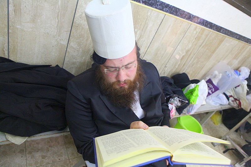 כיכר היום: תחפושת או מציאות?