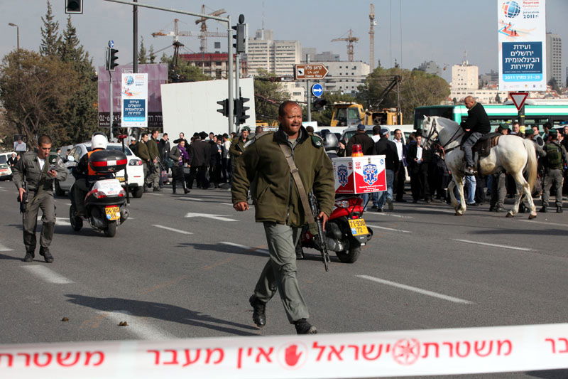 פיגוע סמוך לתחנה בירושלים; אישה נהרגה, עשרות נפגעים