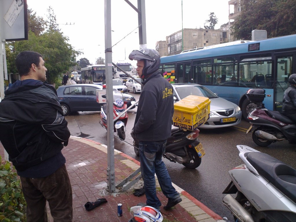 בני-ברק: רוכב אופנוע פגע ברוכב אופנוע