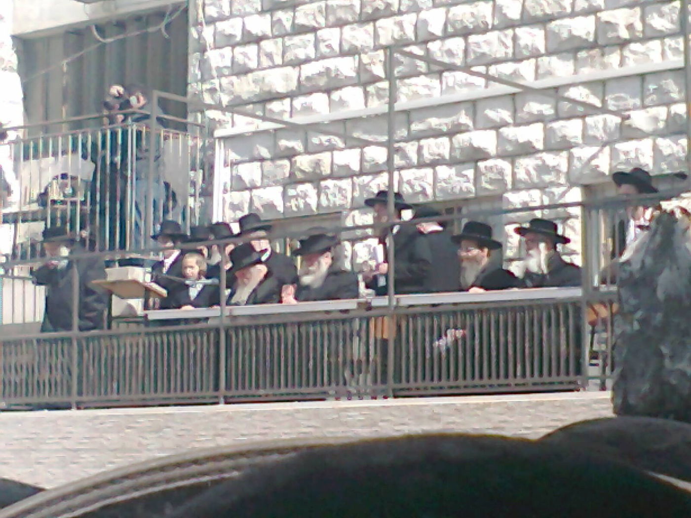 אלפים ב´הלווית העצמות´: "שלא יחטטו בבית הקברות"