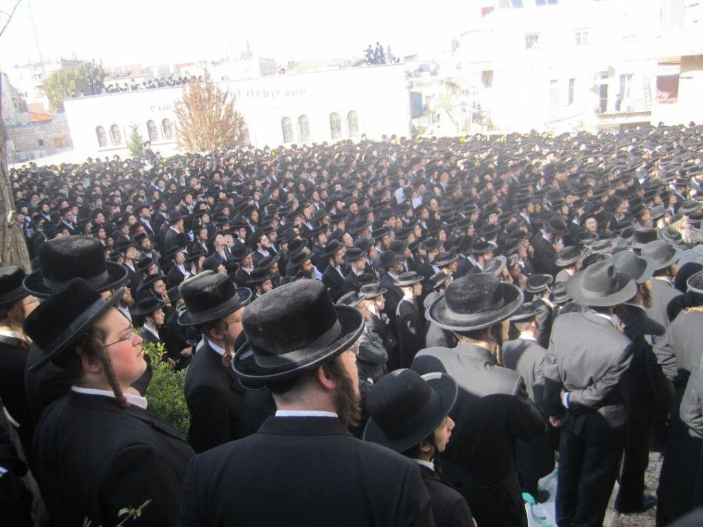 אלפים ב´הלווית העצמות´: "שלא יחטטו בבית הקברות"