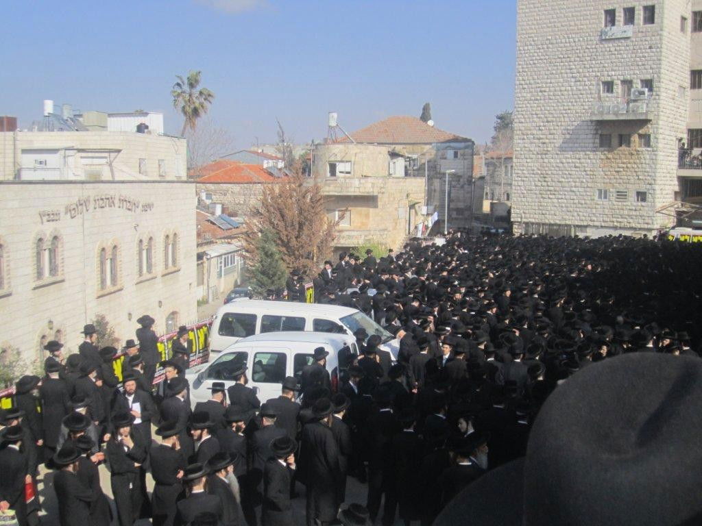 אלפים ב´הלווית העצמות´: "שלא יחטטו בבית הקברות"