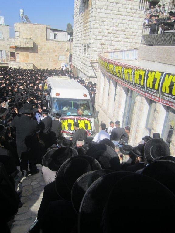 אלפים ב´הלווית העצמות´: "שלא יחטטו בבית הקברות"