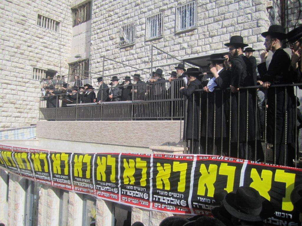 אלפים ב´הלווית העצמות´: "שלא יחטטו בבית הקברות"