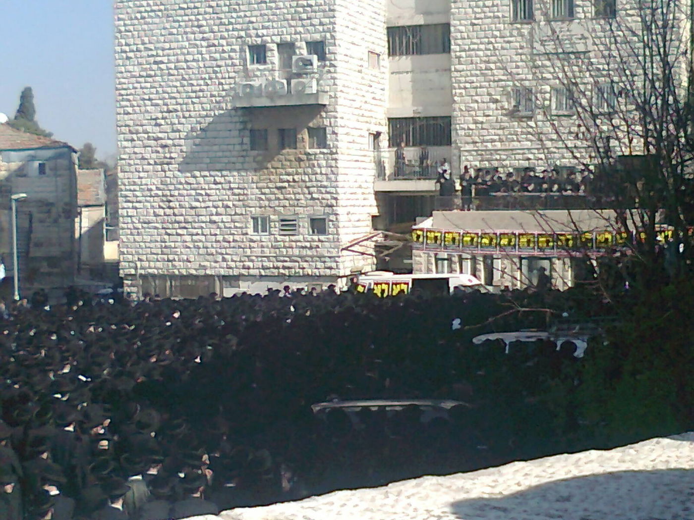 אלפים ב´הלווית העצמות´: "שלא יחטטו בבית הקברות"