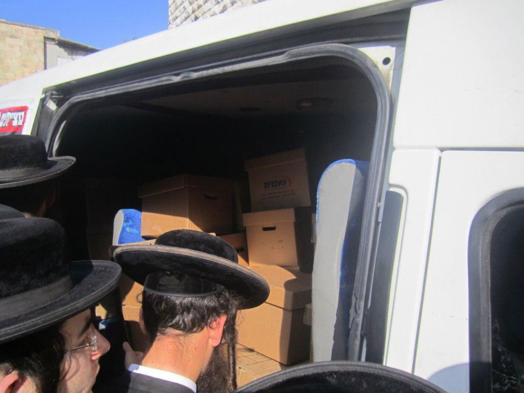 אלפים ב´הלווית העצמות´: "שלא יחטטו בבית הקברות"