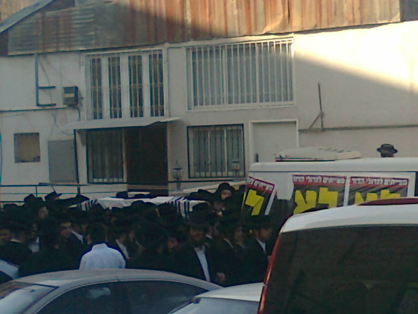 אלפים ב´הלווית העצמות´: "שלא יחטטו בבית הקברות"