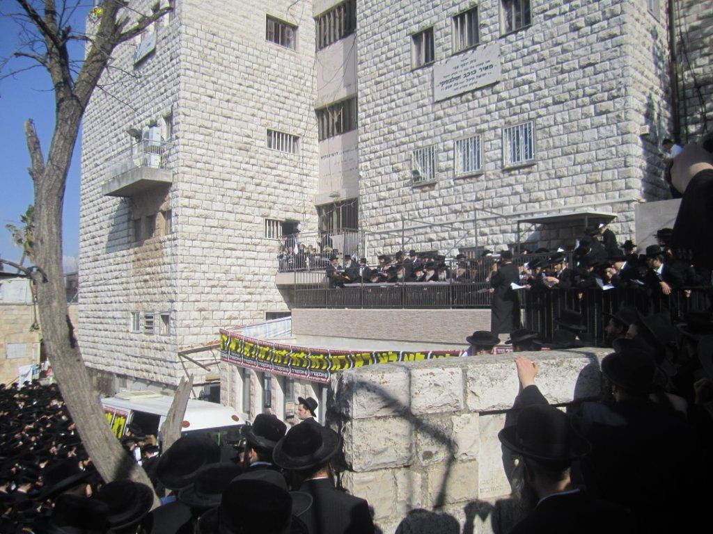 אלפים ב´הלווית העצמות´: "שלא יחטטו בבית הקברות"