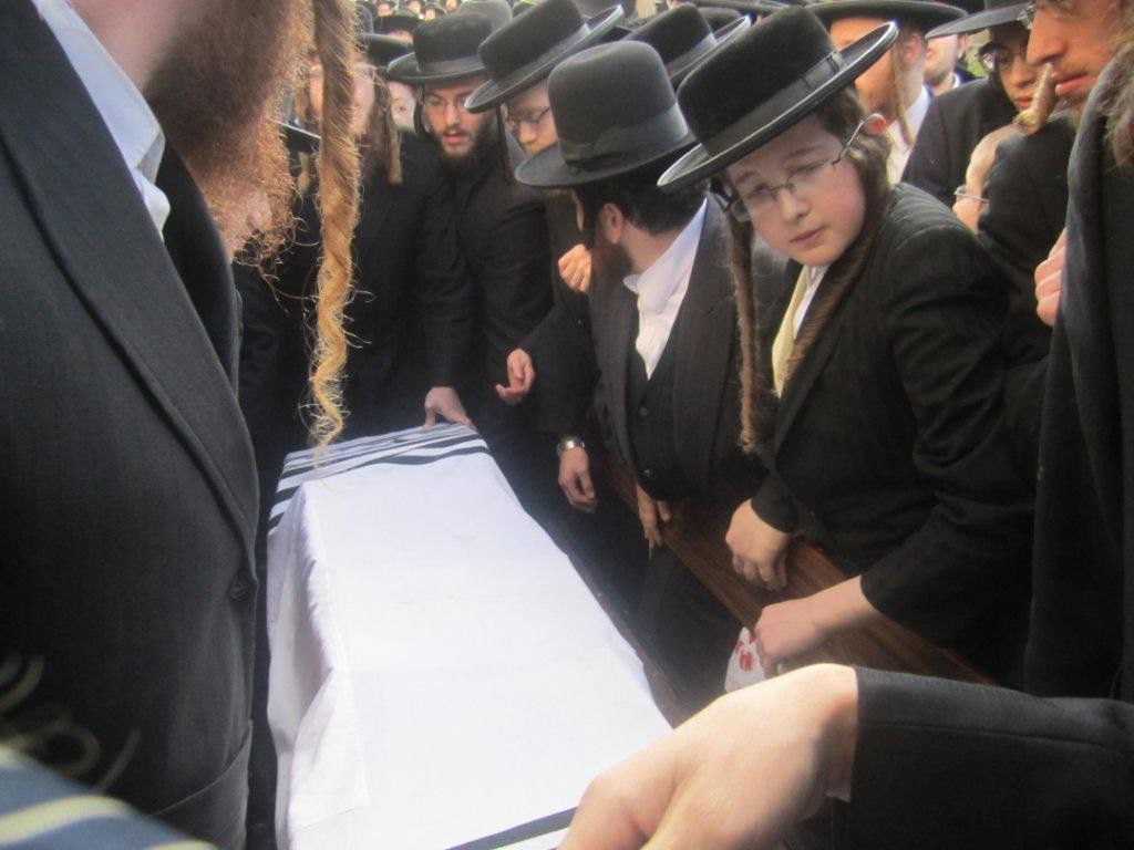 אלפים ב´הלווית העצמות´: "שלא יחטטו בבית הקברות"