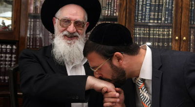 ללום מנשק את ידו של הגר"י יוסף