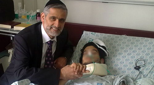 תמונות בלעדיות: ישי מבקר את הפצועים בהוראת הגר"ע