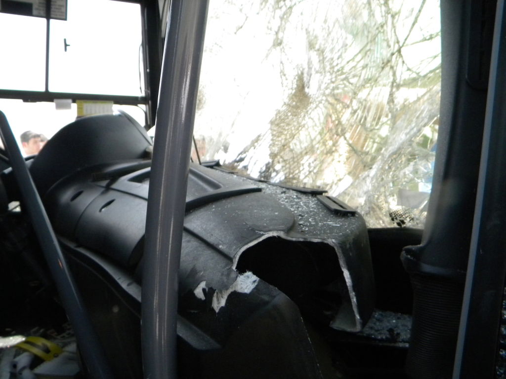 נגמר בנס: "סופרבוס" התנגש במשאית, שניים נפצעו